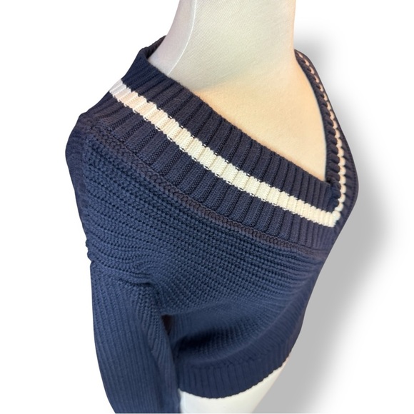 Abercrombie & Fitch Navy and White V-Neck Sweater - Picture 2 of 4